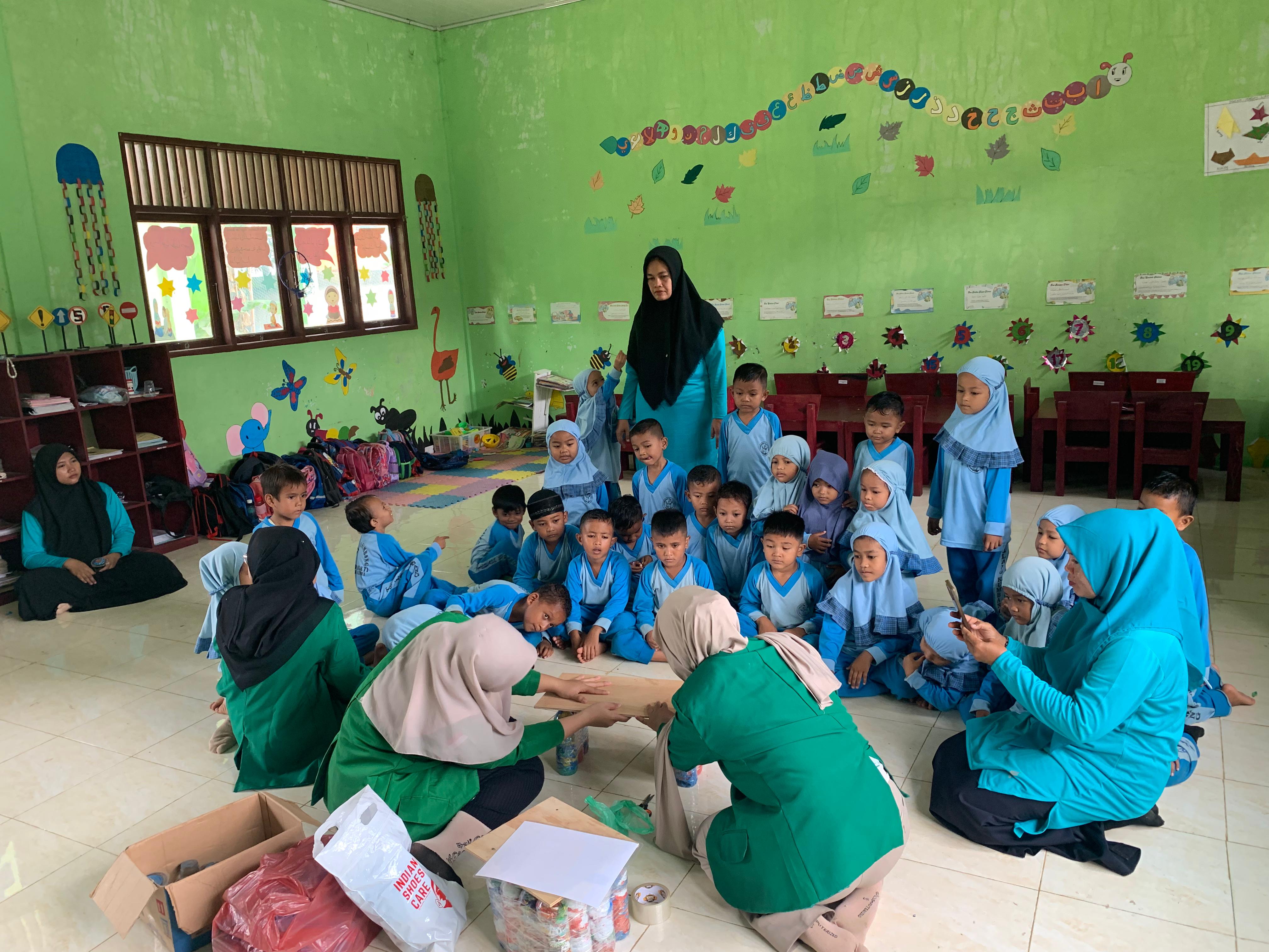 Mahasiswa Antropologi Latih Anak TK Daur Ulang Sampah Plastik Jadi Ecobrick 